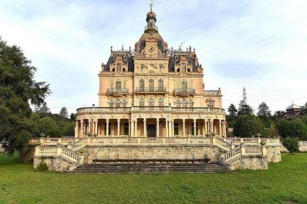 потрясающий замок во Франции, настоящая жемчужина Восточных Пиренеев