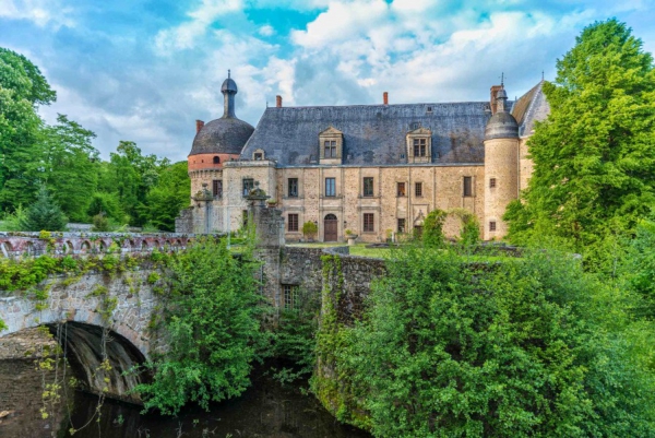 величественный исторический замок во Франции