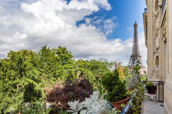 Красиво представленная семейная квартира в Париже с видами на Эйфелеву башню