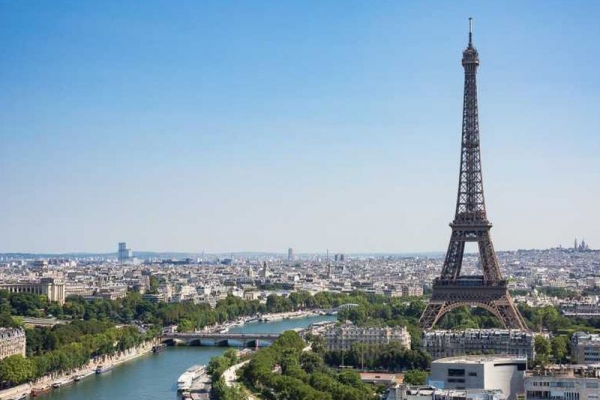 Комфортная двухуровневая квартира в Париже с панорамными видами