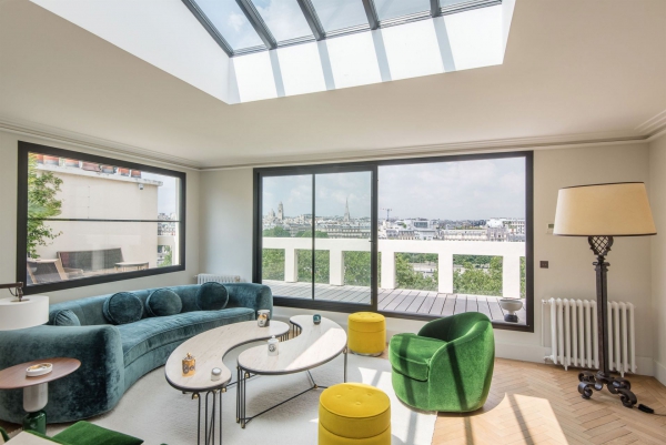 Предлагающая исключительные панорамные виды на Сену и достопримечательности квартира в Париже с террасами