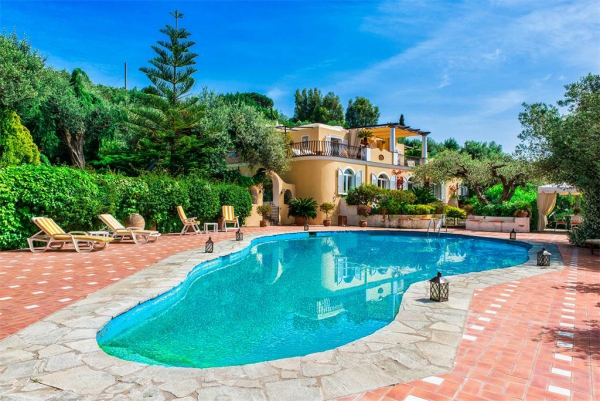 элегантной виллы на Капри с большим бассейном