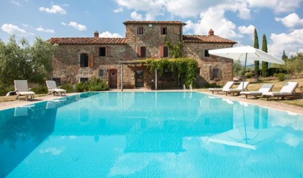 Дом с виноградником в Тоскане, который занимает панорамную позицию