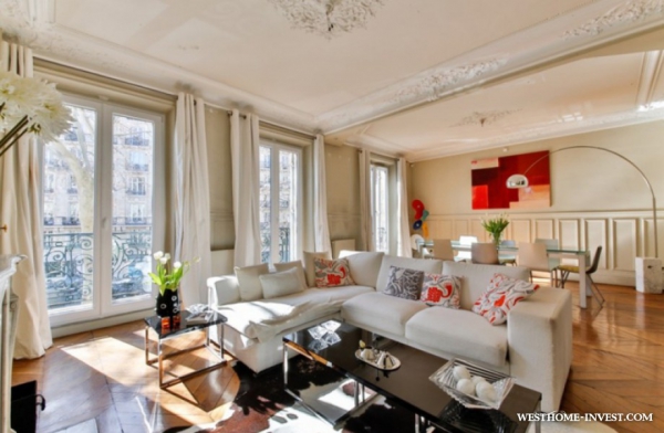 Отреставрированная яркая двуспаленная квартира в Париже с балконом