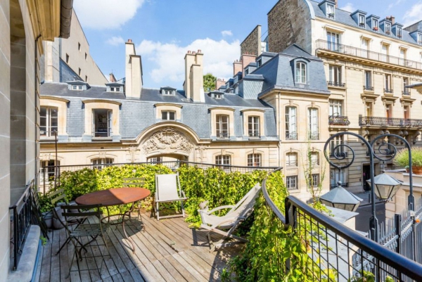 Располагающая комфортной террасой квартира в Париже