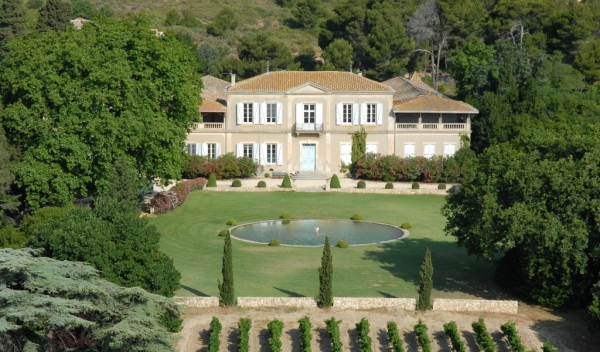 Обширное имение с виноградниками во Франции, с уникальными видами на озера