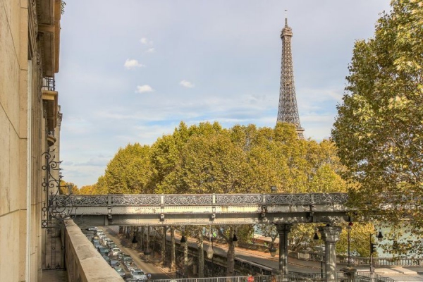 Наполненная обилием света квартира в Париже, в процветающем 16 округе