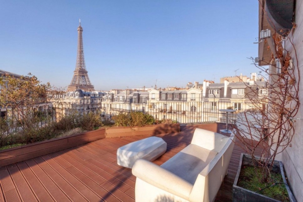 Комфортная квартира в Париже с большой террасой