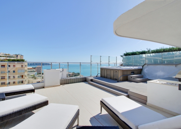 Современная квартира-пентхаус в Монако с террасой на крыше