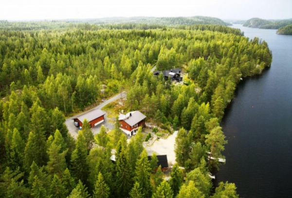 Солидный дом в Финляндии на берегу озера, расположенный между Лаппеенрантой и Миккели