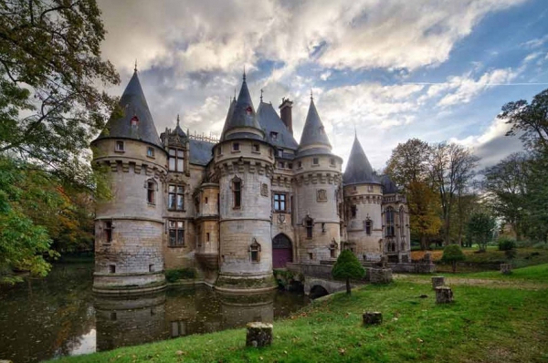 Аристократичный исторический замок во Франции в неоготическом стиле