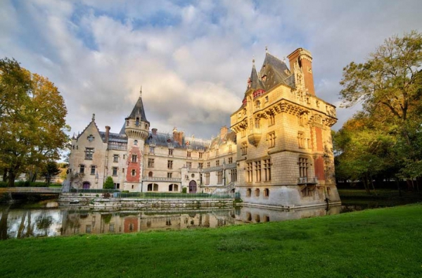 Изысканный исторический замок во Франции XIII века с фресками Пикассо