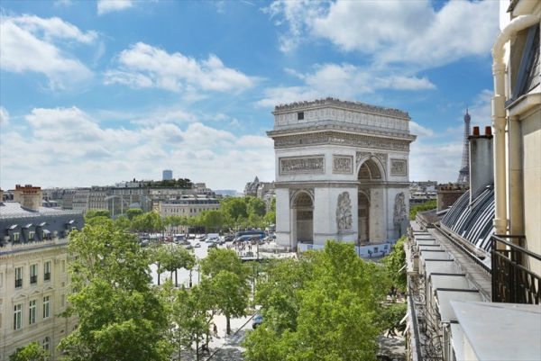 Наполненная светом квартира в Париже с балконом и видами на Триумфальную арку