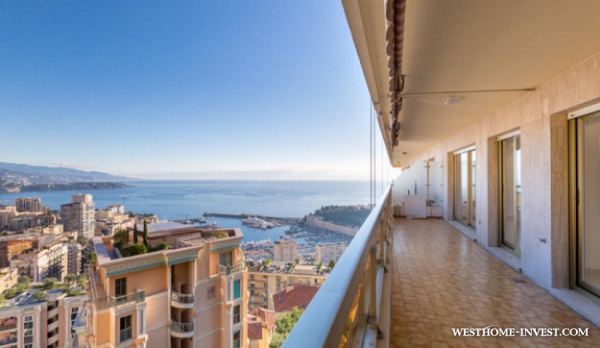 Светлая двуспаленная квартира в Монако с панорамными видами на море