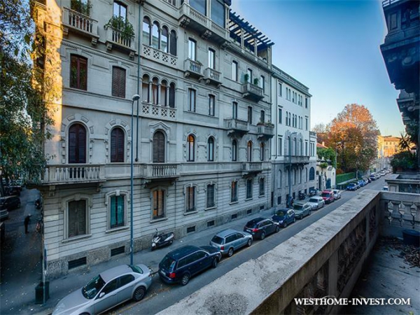 Яркая и просторная четырехспаленная квартира в Милане