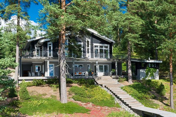 Дом в Финляндии у озера или залива