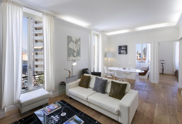 Комфортные двуспаленные апартаменты в Монако рядом с Золотой площадью с балконом